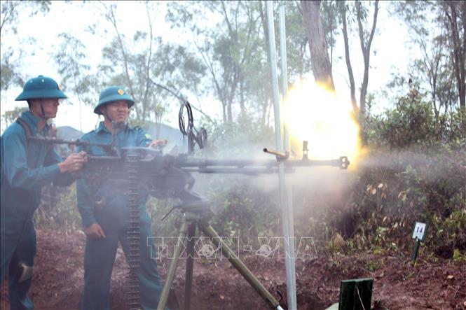 Lực lượng Dân quân tự vệ được biên chế đầy đủ, đúng chuyên nghiệp quân sự. Trong ảnh: Lực lượng Dân quân tự vệ diễn tập dùng hỏa lực tiêu diệt địch. Ảnh: Trọng Đức - TTXVN