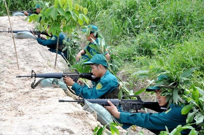 Lực lượng Dân quân tự vệ được biên chế đầy đủ, đúng chuyên nghiệp quân sự. Trong ảnh: Lực lượng Dân quân tự vệ Thành phố Hồ Chí Minh tham gia huấn luyện, sẵn sàng tác chiến trên nhiều địa bàn, bảo vệ an ninh, trật tự, an toàn xã hội. Ảnh: TTXVN phát