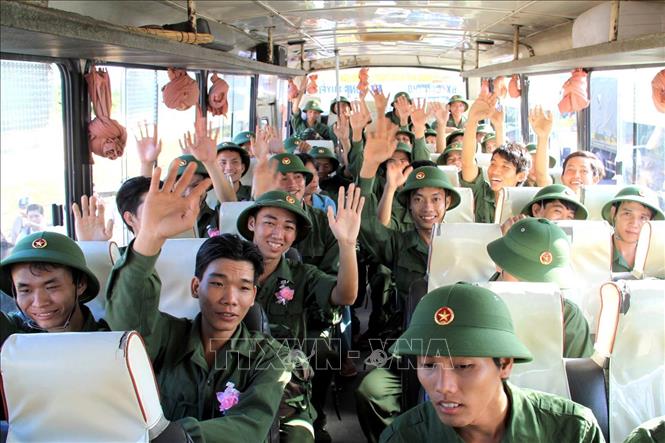 Công tác tuyển quân đạt 100% chỉ tiêu được giao, góp phần quan trọng trong xây dựng thế trận Quốc phòng toàn dân. Trong ảnh: Các tân binh quận Cái Răng, TP Cần Thơ trong ngày hội giao quân. Ảnh: Duy Khương – TTXVN