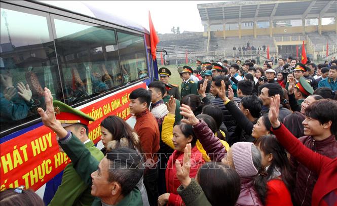 Công tác tuyển quân đạt 100% chỉ tiêu được giao, góp phần quan trọng trong xây dựng thế trận Quốc phòng toàn dân. Trong ảnh: Thanh niên thành phố Yên Bái nô nức lên đường nhập ngũ. Ảnh: Trần Lê Lâm - TTXVN
