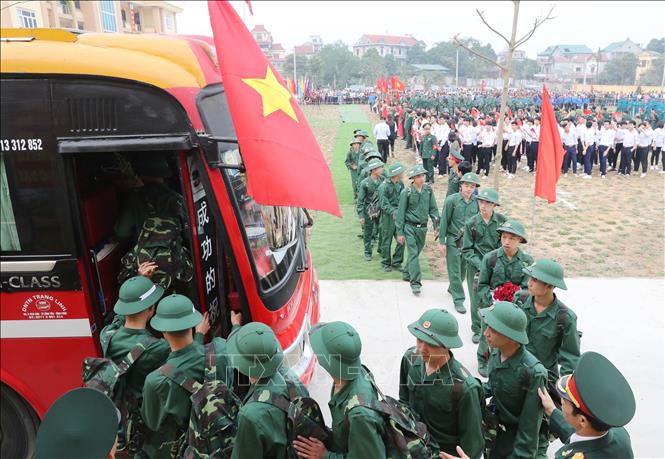 Công tác tuyển quân đạt 100% chỉ tiêu được giao, góp phần quan trọng trong xây dựng thế trận Quốc phòng toàn dân. Trong ảnh: Lễ giao, nhận quân năm 2018 tại huyện Phù Ninh (Phú Thọ). Ảnh: Trọng Đức – TTXVN