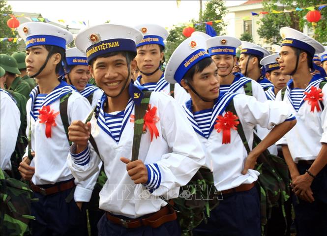 Công tác tuyển quân đạt 100% chỉ tiêu được giao, góp phần quan trọng trong xây dựng thế trận Quốc phòng toàn dân. Trong ảnh: Các tân binh trong ngày nhập ngũ ở Cần Thơ. Ảnh: Duy Khương – TTXVN