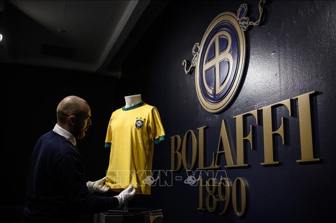 Trong ảnh: Chiếc áo thi đấu của cựu danh thủ Brazil Pele được trưng bày tại nhà đấu giá Bolaffi ở thành phố Turin, Italy ngày 27/11/2019. Ảnh: AFP/TTXVN 