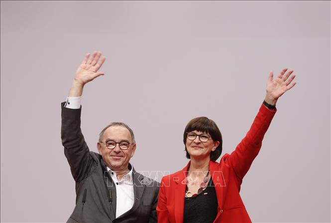 Trong ảnh: Ông Norbert Walter-Borjans và bà Saskia Esken  sau khi  được bầu chọn làm hai nhà lãnh đạo mới của đảng SPD tại cuộc họp ở Berlin, Đức,ngày 6/12/2019. Ảnh: AFP/TTXVN