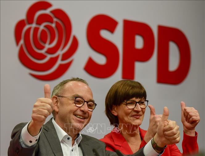 Trong ảnh: Ông Norbert Walter-Borjans và bà Saskia Esken  sau khi  được bầu chọn làm hai nhà lãnh đạo mới của đảng SPD tại cuộc họp ở Berlin, Đức,ngày 6/12/2019. Ảnh: AFP/TTXVN