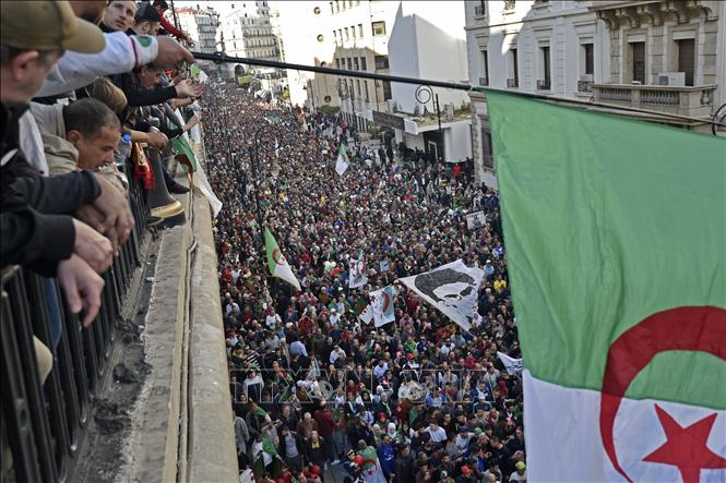 Trong ảnh: Biểu tình ở thủ đô Algiers, Algeria, ngày 6/12/2019. Ảnh: AFP/TTXVN