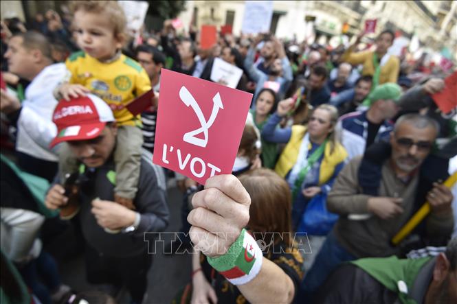 Trong ảnh: Biểu tình ở thủ đô Algiers, Algeria, ngày 6/12/2019. Ảnh: AFP/TTXVN
