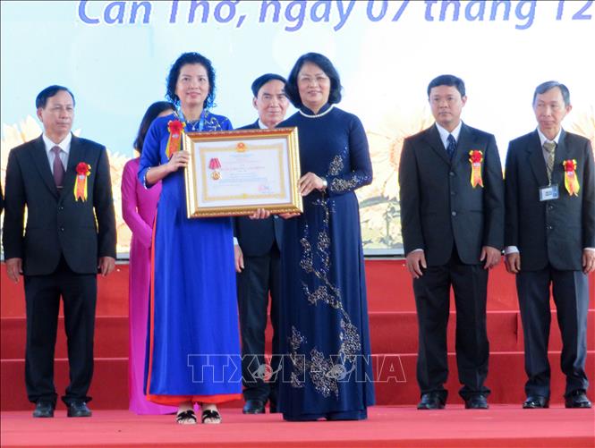 Trong ảnh: Phó Chủ tịch nước Đặng Thị Ngọc Thịnh trao Huân chương Lao động cho các tập thể của nhà trường. Ảnh: Ánh Tuyết - TTXVN
