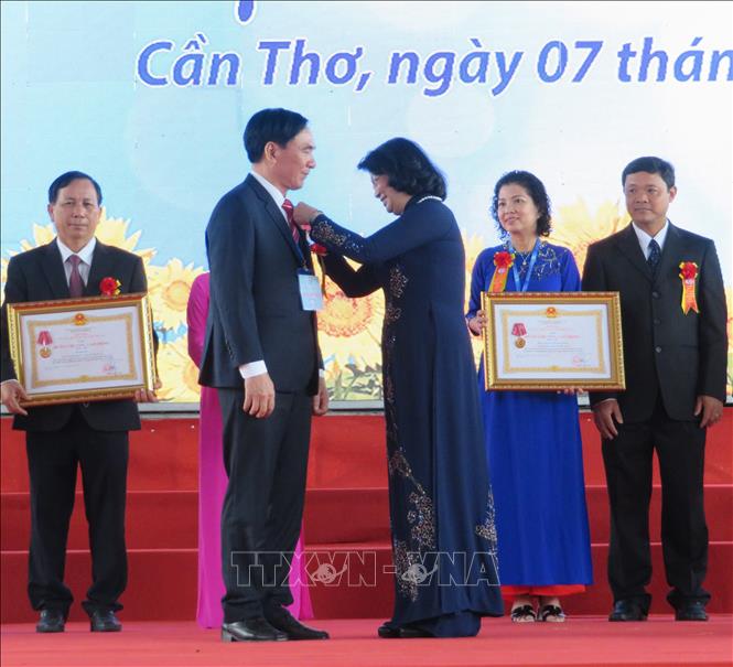 Trong ảnh: Phó Chủ tịch nước Đặng Thị Ngọc Thịnh trao Huân chương Lao động của Chủ tịch nước tặng các tập thể và cá nhân của nhà trường. Ảnh: Ánh Tuyết - TTXVN