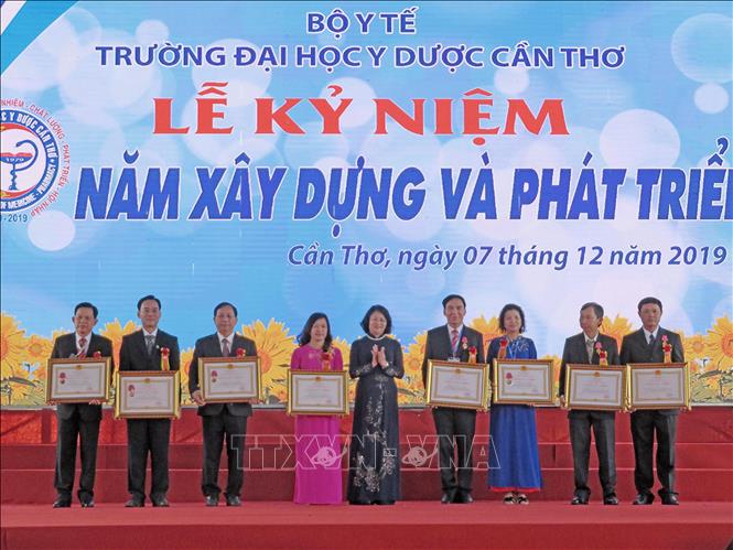 Trong ảnh: Phó Chủ tịch nước Đặng Thị Ngọc Thịnh trao Huân chương Lao động của Chủ tịch nước tặng các tập thể và cá nhân của nhà trường. Ảnh: Ánh Tuyết - TTXVN