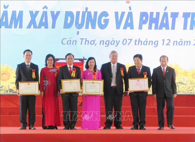 Trong ảnh: Các tập thể và cá nhân của nhà trường nhận Bằng khen của Thủ tướng Chính phủ và Bộ trưởng Bộ Y tế. Ảnh: Ánh Tuyết - TTXVN