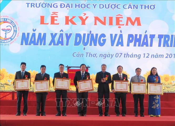 Trong ảnh: Các tập thể và cá nhân của nhà trường nhận Bằng khen của Thủ tướng Chính phủ. Ảnh: Ánh Tuyết - TTXVN