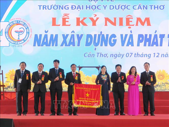 Trong ảnh: Trưởng ban Bảo vệ sức khỏe Trung ương, nguyên Bộ trưởng Bộ Y tế Nguyễn Thị Kim Tiến trao Cờ thi đua của Chính phủ cho nhà trường. Ảnh: Ánh Tuyết - TTXVN