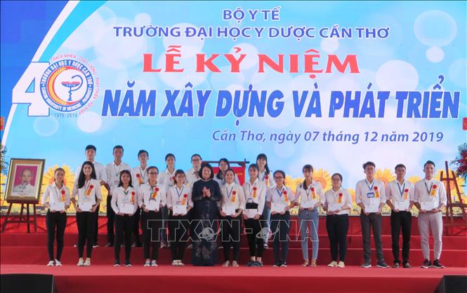 Trong ảnh: Phó Chủ tịch nước Đặng Thị Ngọc Thịnh trao 20 suất học bổng cho sinh viên giỏi xuất sắc có hoàn cảnh khó khăn. Ảnh: Ánh Tuyết - TTXVN