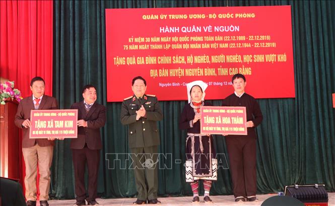 Trong ảnh: Đại tướng, Bộ trưởng Bộ Quốc phòng Ngô Xuân Lịch tặng quà cho hai xã Tam Kim và Hoa Thám của huyện Nguyên Bình, tỉnh Cao Bằng. Ảnh: Chu Hiệu - TTXVN