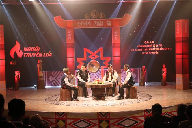 Trong ảnh: Các già làng, người có uy tín trong cộng đồng dân tộc thiểu số 5 tỉnh Tây Nguyên giao lưu về lịch sử, chia sẻ kinh nghiệm phát triển kinh tế địa phương. Ảnh: Hồng Điệp - TTXVN 