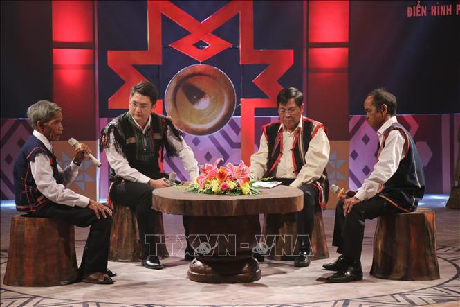 Trong ảnh: Các già làng, người có uy tín trong cộng đồng dân tộc thiểu số 5 tỉnh Tây Nguyên giao lưu về lịch sử, chia sẻ kinh nghiệm phát triển kinh tế địa phương. Ảnh: Hồng Điệp - TTXVN 