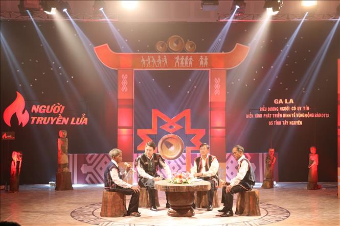 Trong ảnh: Các già làng, người có uy tín trong cộng đồng dân tộc thiểu số 5 tỉnh Tây Nguyên giao lưu về lịch sử, chia sẻ kinh nghiệm phát triển kinh tế địa phương. Ảnh: Hồng Điệp - TTXVN 