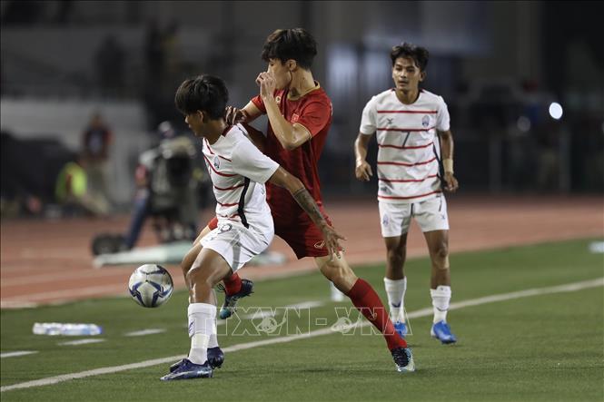 Trong ảnh: Pha tranh bóng quyết liệt giữa cầu thủ hai đội. Ảnh: Hoàng Linh – TTXVN 