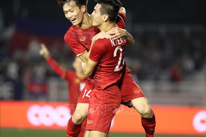Trong ảnh: Tiến Linh (22) chia vui cùng Hoàng Đức sau khi có pha đánh đầu mở tỷ số của trận đấu cho U22 Việt Nam. Ảnh: Hoàng Linh – TTXVN 