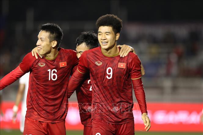 Trong ảnh: Hà Đức Chinh (9) ăn mừng cùng Hùng Dũng sau khi ghi bàn nâng tỷ số lên 3 - 0 ở phút 45+2. Ảnh: Hoàng Linh – TTXVN
