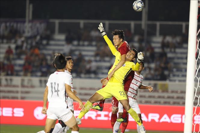 Photo: Mid-fielder Tan Sinh (3) in an attack to Cambodia's net. VNA Photo: Hoàng Linh