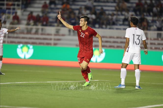 Photo: Striker Tien Linh (22) celebrates his opening goal. VNA Photo: Hoàng Linh