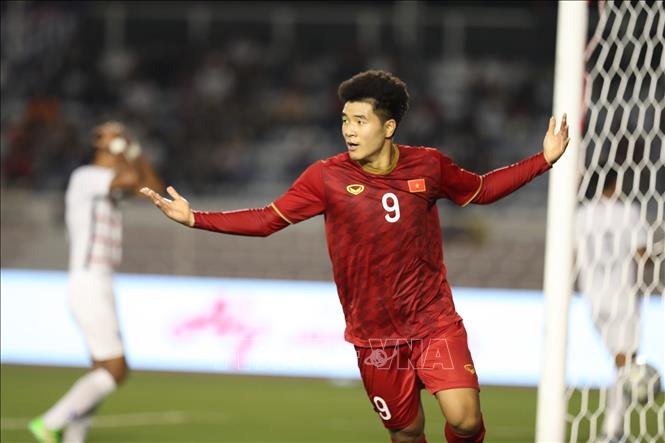 Photo: Striker Ha Duc Chinh (9) scores the second goal for Vietnam at the 26th minute. VNA Photo: Hoàng Linh