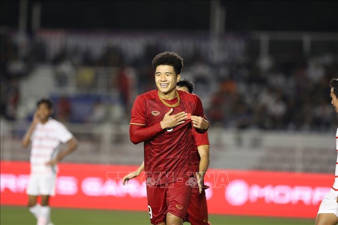 Photo: Striker Ha Duc Chinh (9) celebrates his second goal at the last minutes of the first half. VNA Photo: Hoàng Linh