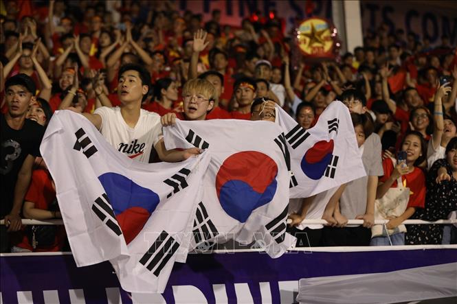 Photo: Korean fans cheer up the Vietnamese team led by Korean coach Park Hang-seo. VNA Photo: Hoàng Linh