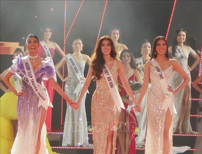 Trong ảnh: Top 3 cuộc thi Hoa hậu Hoàn vũ 2019: Hoa hậu Hoàn vũ 2019 Nguyễn Trần Khánh Vân (giữa); Á hậu 1 Phạm Hồng Thúy Vân (ngoài bên trái) và và Á hậu 2 Nguyễn Huỳnh Kim Duyên. Ảnh: Phan Sáu - TTXVN