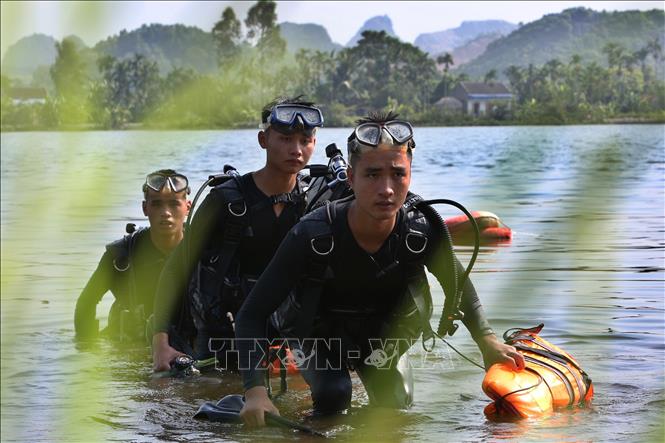 Trong ảnh: Chiến sĩ Lữ đoàn Đặc công Hải quân 126 huấn luyện thực hành lặn với trang thiết bị hỗ trợ. Ảnh: Dương Giang - TTXVN