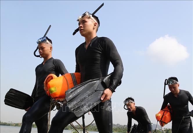 Trong ảnh: Chiến sĩ Lữ đoàn Đặc công Hải quân 126 huấn luyện thực hành lặn với trang bị hỗ trợ. Ảnh: Dương Giang - TTXVN