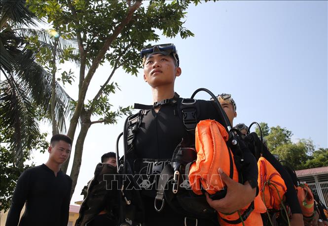 Trong ảnh: Chiến sĩ Lữ đoàn Đặc công Hải quân 126 sẵn sàng cho bài huấn luyện thực hành bơi, lặn với trang bị hỗ trợ. Ảnh: Dương Giang - TTXVN