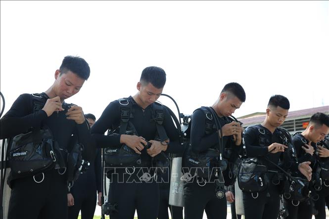 Trong ảnh: Chiến sĩ Lữ đoàn Đặc công Hải quân 126 chuẩn bị cho bài huấn luyện thực hành lặn với trang bị hỗ trợ. Ảnh: Dương Giang - TTXVN