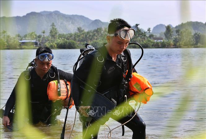 Trong ảnh: Chiến sĩ Lữ đoàn Đặc công Hải quân 126 huấn luyện thực hành lặn với trang thiết bị hỗ trợ. Ảnh: Dương Giang - TTXVN