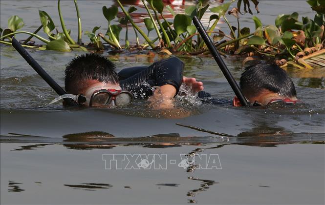 Trong ảnh: Chiến sĩ Lữ đoàn Đặc công Hải quân 126 huấn luyện thực hành bơi xa, thả trôi và ứng biến với điều kiện môi trường, thời tiết và kỹ năng sinh tồn trong mọi điều kiện. Ảnh: Dương Giang - TTXVN