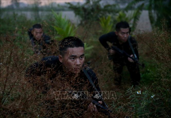 Trong ảnh: Chiến sĩ Lữ đoàn Đặc công Hải quân 126 luyện tập phương án đột nhập theo đường sông đánh chiếm mục tiêu giả định trong điều kiện đêm tối. Ảnh: Dương Giang - TTXVN