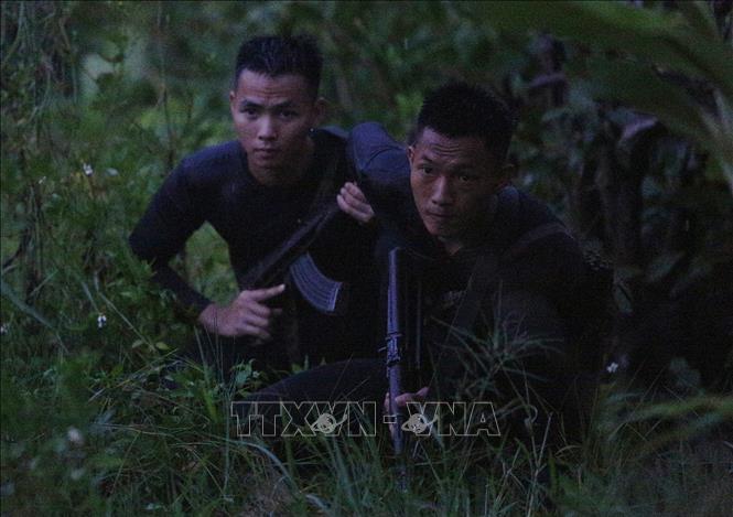Trong ảnh: Chiến sĩ Lữ đoàn Đặc công Hải quân 126 luyện tập phương án đột nhập theo đường sông đánh chiếm mục tiêu giả định trong điều kiện đêm tối. Ảnh: Dương Giang - TTXVN