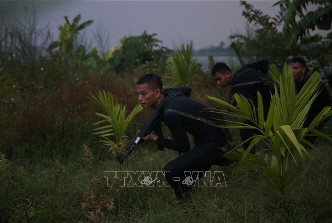 Trong ảnh: Chiến sĩ Lữ đoàn Đặc công Hải quân 126 luyện tập phương án đột nhập theo đường sông đánh chiếm mục tiêu giả định trong điều kiện đêm tối. Ảnh: Dương Giang - TTXVN