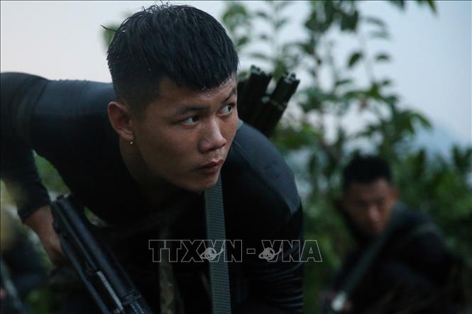 Trong ảnh: Chiến sĩ Lữ đoàn Đặc công Hải quân 126 luyện tập phương án đột nhập theo đường sông đánh chiếm mục tiêu giả định trong điều kiện đêm tối. Ảnh: Dương Giang - TTXVN