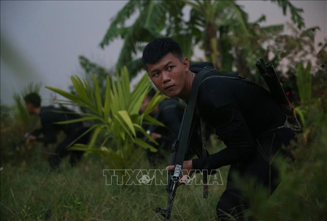 Trong ảnh: Chiến sĩ Đặc công Hải quân ẩn mình trong đêm tối, đột nhập theo đường sông đánh chiếm mục tiêu giả định. Ảnh: Dương Giang - TTXVN