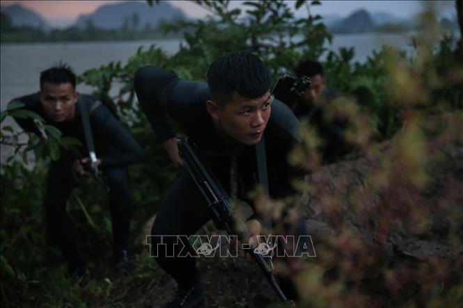 Trong ảnh: Chiến sĩ Lữ đoàn Đặc công Hải quân 126 đột nhập theo đường sông đánh chiếm mục tiêu giả định trong điều kiện đêm tối. Ảnh: Dương Giang - TTXVN