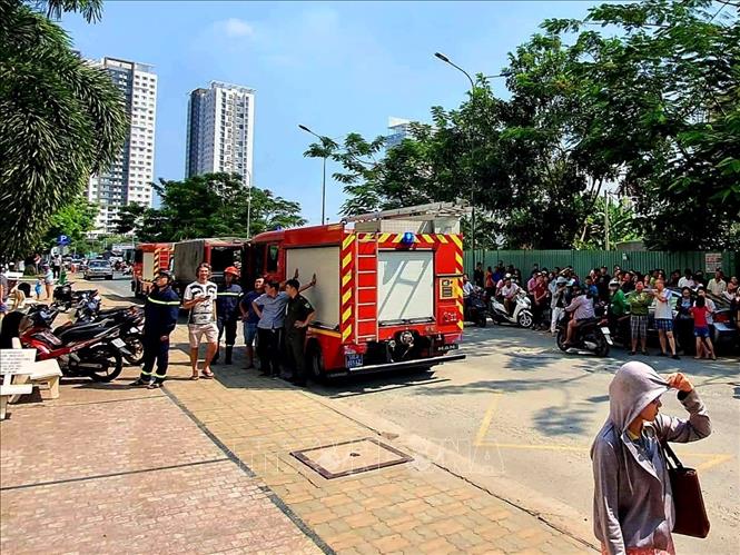 Trong ảnh: Đám cháy khiến hàng trăm cư dân hoảng sợ tháo chạy xuống dưới. Ảnh: TTXVN phát.
