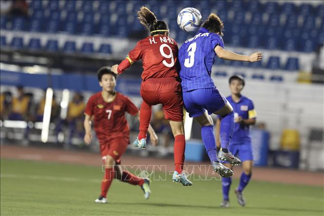 Photo: A fight for the ball during the match.  VNA Photo: Hoàng Linh