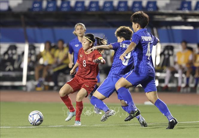 Photo: A fight for the ball during the match.  VNA Photo: Hoàng Linh