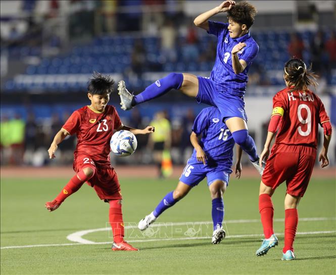 Photo: A fight for the ball during the match.  VNA Photo: Hoàng Linh