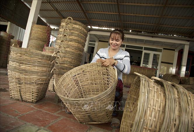 Trong ảnh: Đan sọt tại làng nghề đan cần xé ở ấp Chí Thành, xã Tân Thành (Tân Hiệp, Kiên Giang). Ảnh: Hồng Đạt - TTXVN
