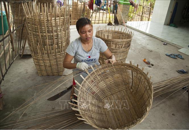 Trong ảnh: Làng nghề đan cần xé ở ấp Chí Thành, xã Tân Thành, huyện Tân Hiệp (Kiên Giang). Ảnh: Hồng Đạt - TTXVN

