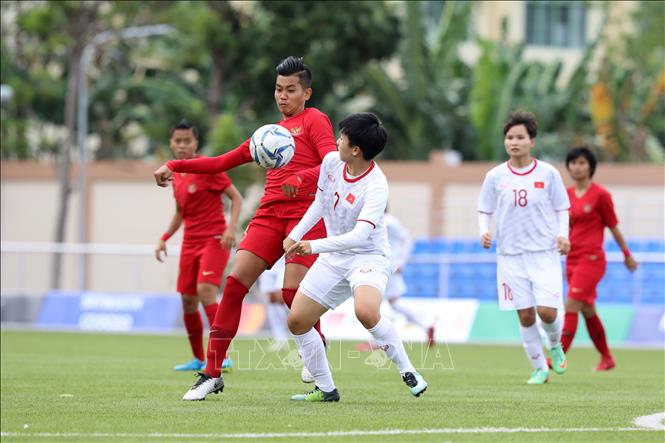 Trong ảnh: Pha tranh chấp giữa cầu thủ hai đội trong trận vòng bảng nữ Việt Nam gặp nữ Indonesia. Ảnh: TTXVN